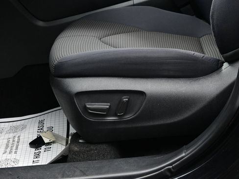 Used 2024 Toyota Highlander LE FWD image 11