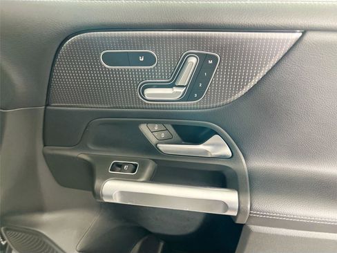 Used 2021 Mercedes-Benz GLB 250 4MATIC image 28