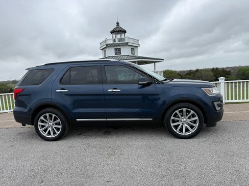 Used 2017 Ford Explorer Limited w/ Equipment Group 301A FWD image 4