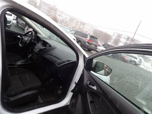 Used 2017 Ford Focus SE w/ Cold Weather Package FWD image 9