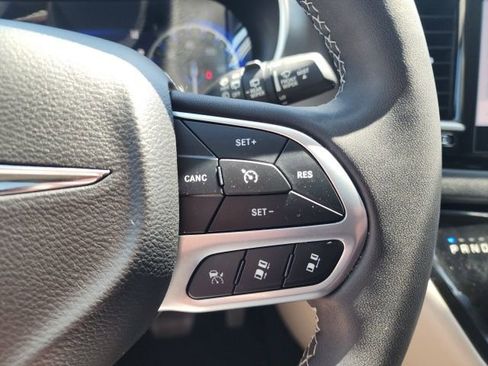 Used 2023 Chrysler Pacifica Touring-L image 31