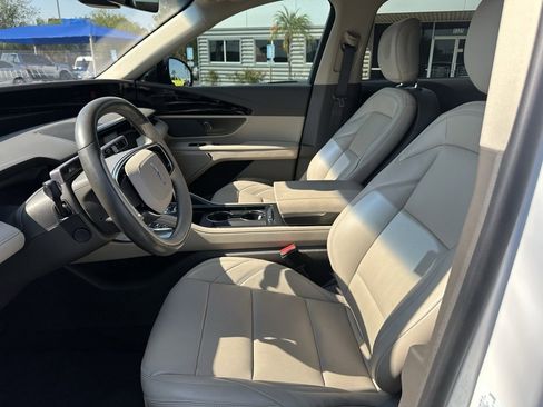 Used 2024 Lincoln Nautilus Premier image 11