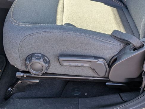 Used 2025 Jeep Wrangler Sahara image 14