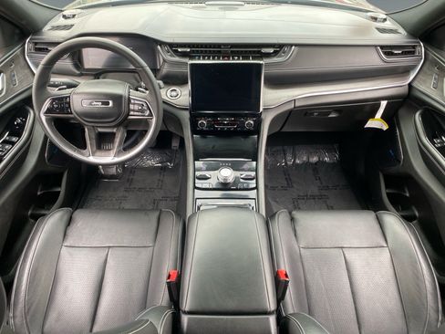 Used 2023 Jeep Grand Cherokee Overland w/ Luxury Tech Group IV AWD/4WD image 10