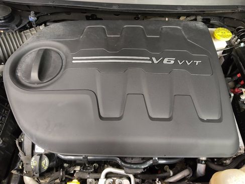 Used 2019 Jeep Cherokee Latitude Plus w/ Comfort/Convenience Group image 30