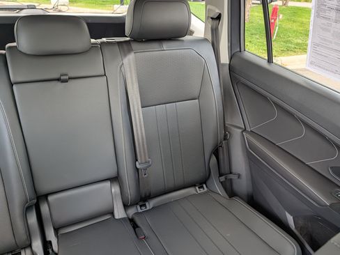 Certified 2023 Volkswagen Tiguan SE w/ Panoramic Sunroof Package AWD/4WD image 14
