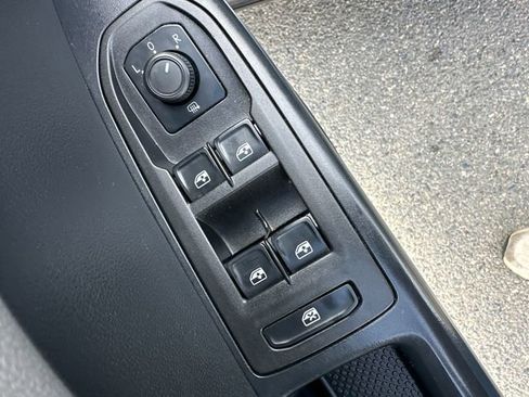 Used 2024 Volkswagen Taos SE image 28