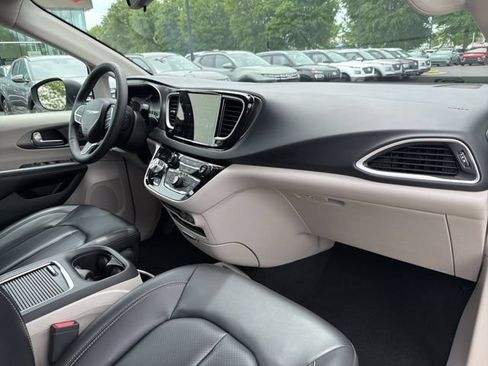Used 2023 Chrysler Pacifica Touring-L FWD image 32