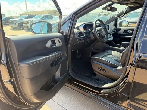 Used 2025 Chrysler Pacifica Limited FWD image 9