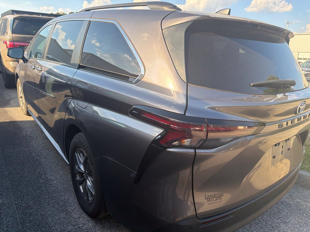 Used 2023 Toyota Sienna XLE w/ XLE Plus Package FWD image 2
