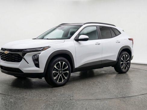 Used 2025 Chevrolet TrailBlazer LT image 2