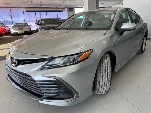 Used 2022 Toyota Camry LE image 3
