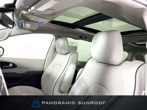 Used 2021 Chrysler Pacifica Limited w/ Uconnect Theater Family Group AWD/4WD image 2