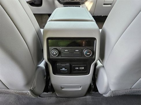 Used 2023 GMC Acadia SLT image 9