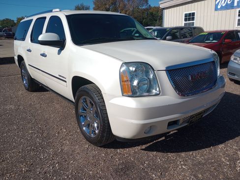 Used 2014 GMC Yukon XL Denali image 1