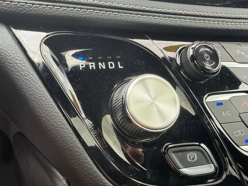 Used 2025 Chrysler Pacifica Limited FWD image 29