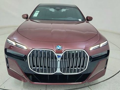Used 2025 BMW 740i image 2