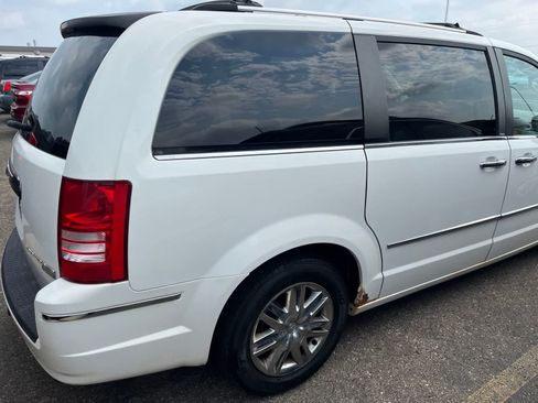 Used 2010 Chrysler Town & Country Limited w/ Entertainment Group #3 FWD image 15