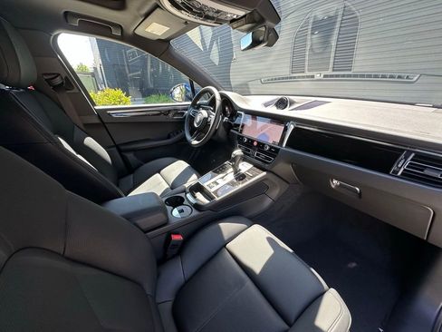 Used 2025 Porsche Macan AWD/4WD image 37