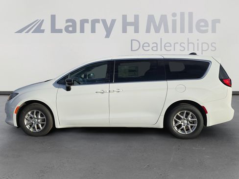 New 2026 Chrysler Voyager LX image 3