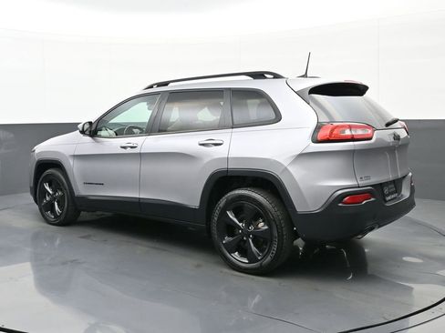 Used 2018 Jeep Cherokee Latitude w/ Altitude Package FWD image 5