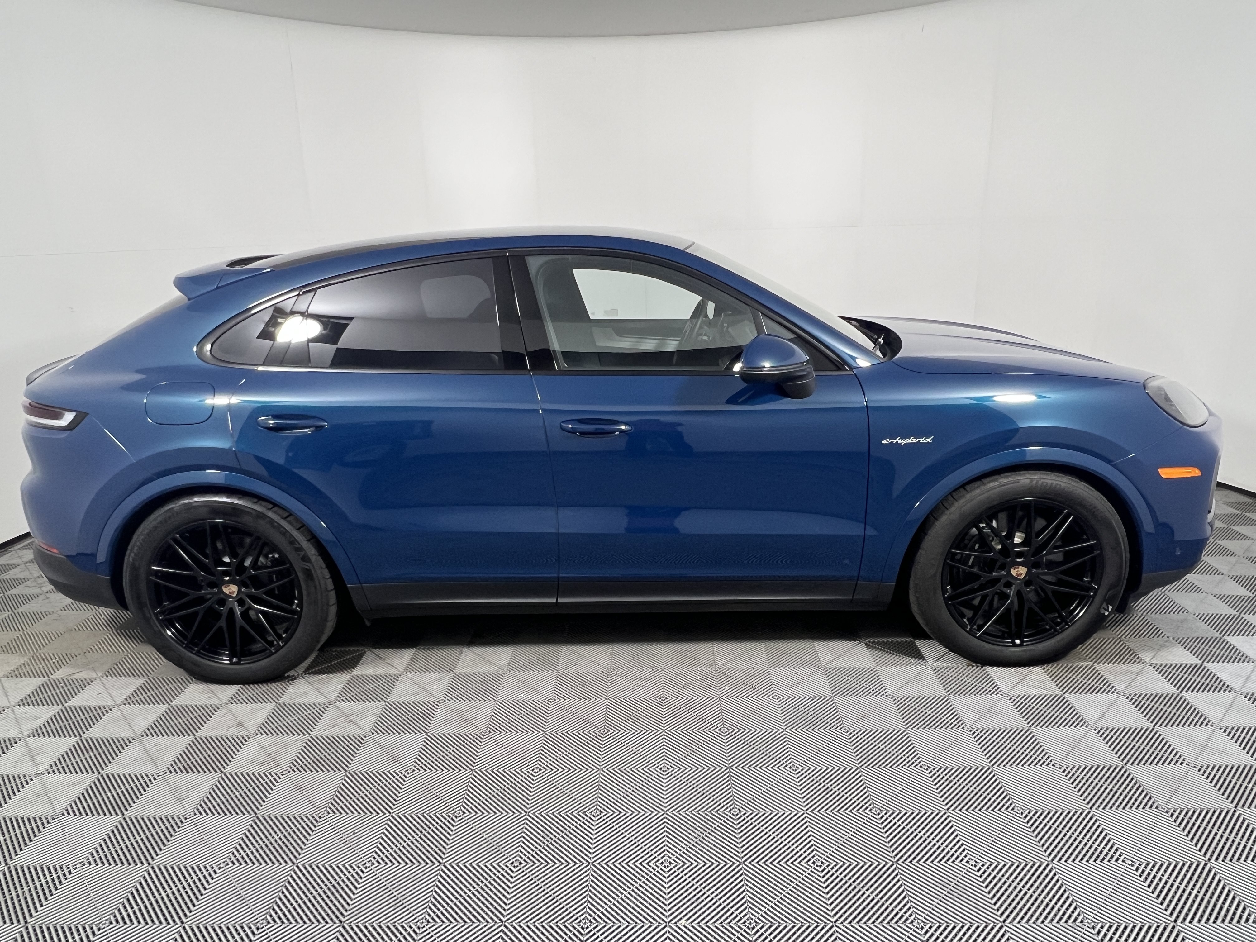 Used 2026 Porsche Cayenne E-Hybrid Coupe AWD/4WD image 8