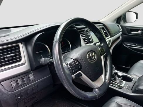 Used 2017 Toyota Highlander XLE AWD/4WD image 12