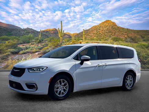 Used 2023 Chrysler Pacifica Touring-L FWD image 6