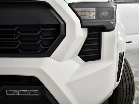 Used 2024 Toyota Tacoma TRD Sport image 2