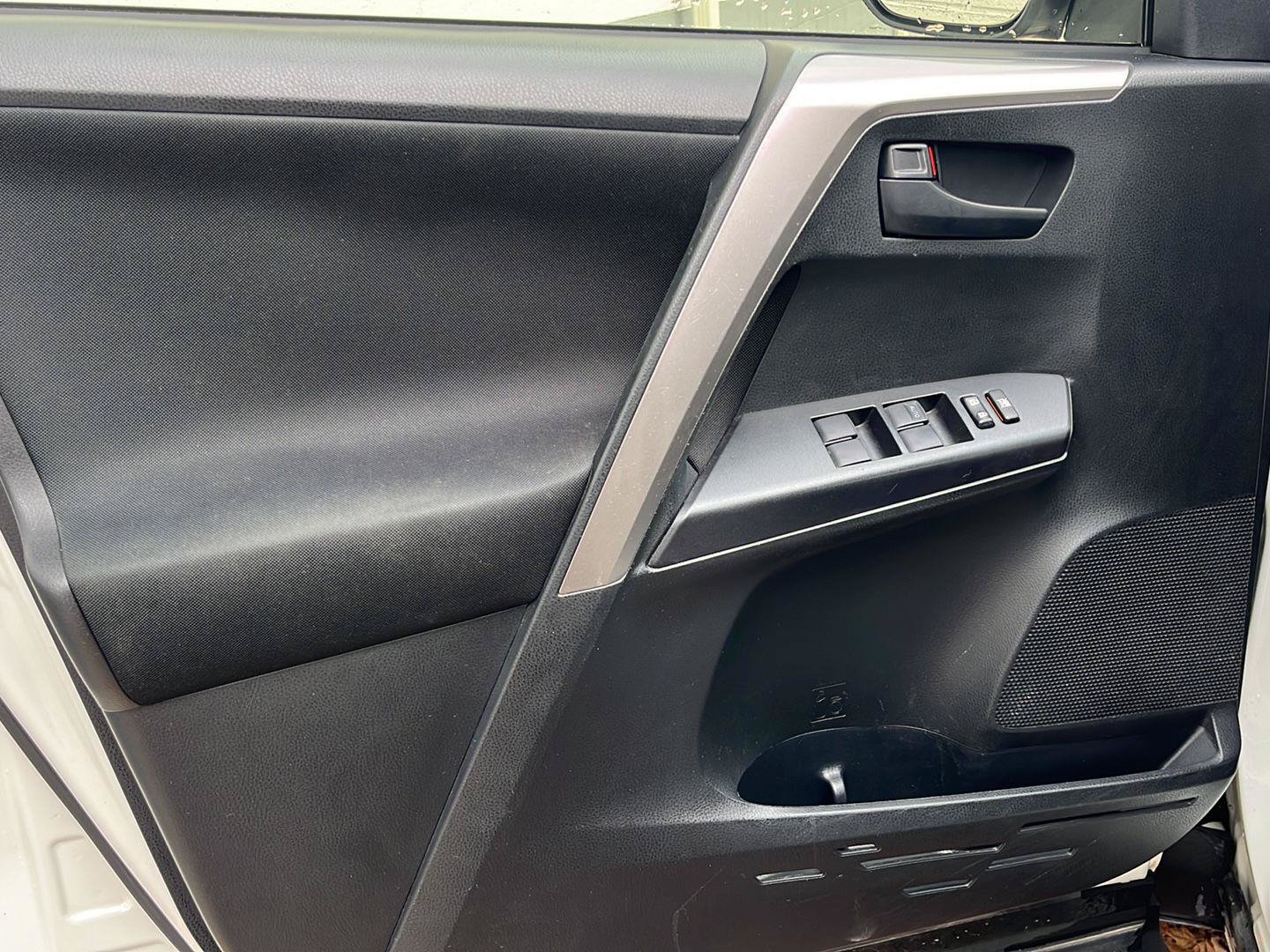 Used 2017 Toyota RAV4 LE FWD image 3