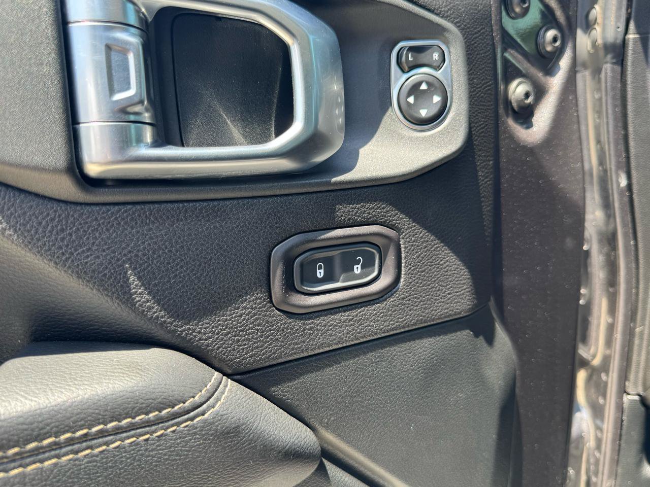 Used 2019 Jeep Wrangler Unlimited Sahara AWD/4WD image 12