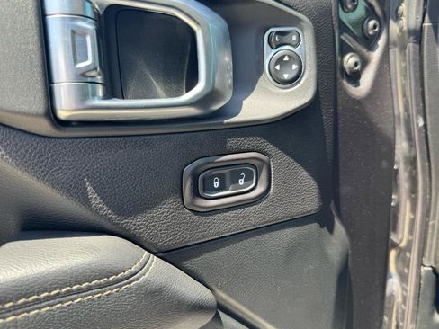 Used 2019 Jeep Wrangler Unlimited Sahara AWD/4WD image 12