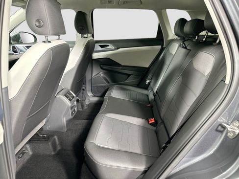 Certified 2025 Volkswagen Taos SE image 16