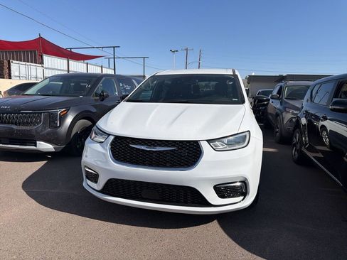 Used 2025 Chrysler Pacifica Select FWD image 5