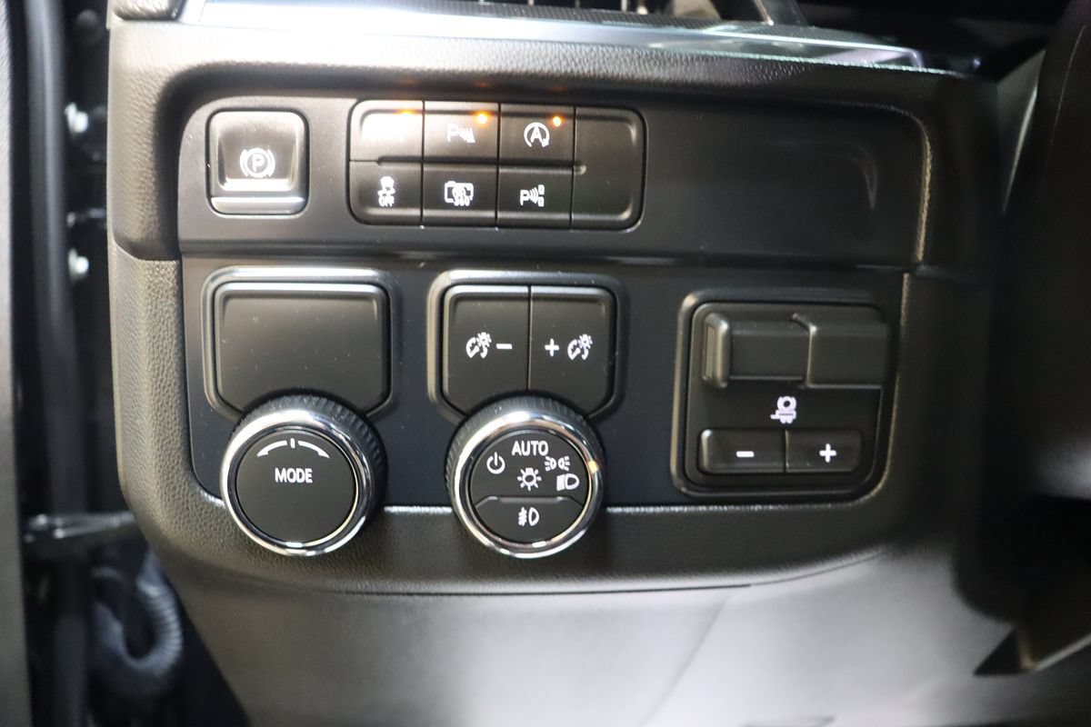 Used 2026 Chevrolet Suburban RST RWD image 36