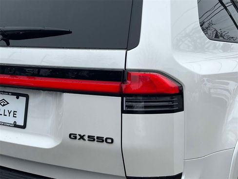 Certified 2025 Lexus GX 550 w/ Accessory Package (2T) image 9
