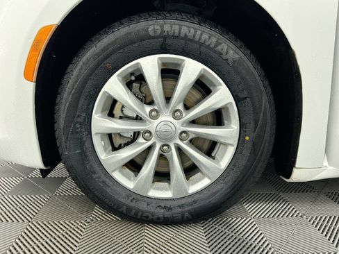 Used 2018 Chrysler Pacifica Touring Plus FWD image 11