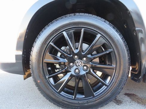 Used 2019 Toyota Highlander SE image 6