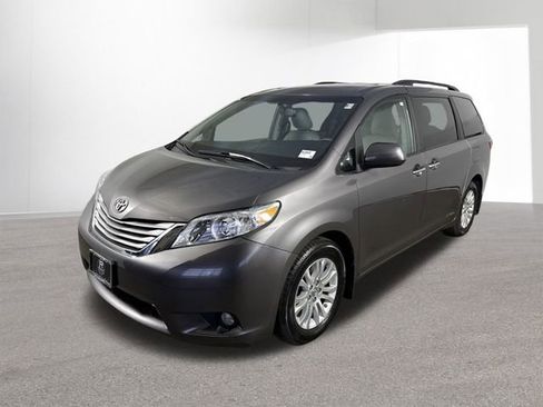 Used 2017 Toyota Sienna XLE image 26