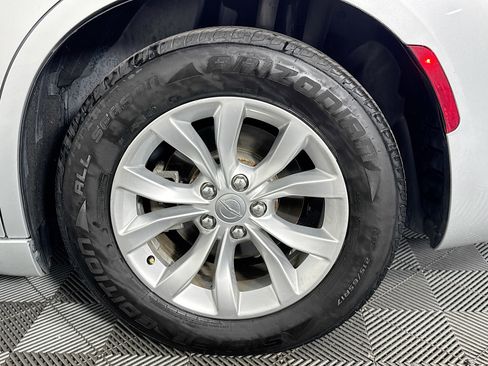 Used 2020 Chrysler 300 Touring image 36