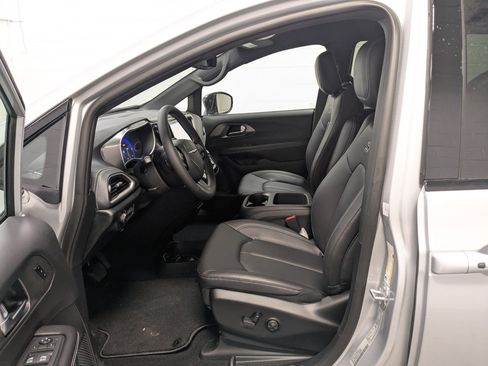 New 2026 Chrysler Pacifica Select FWD image 16