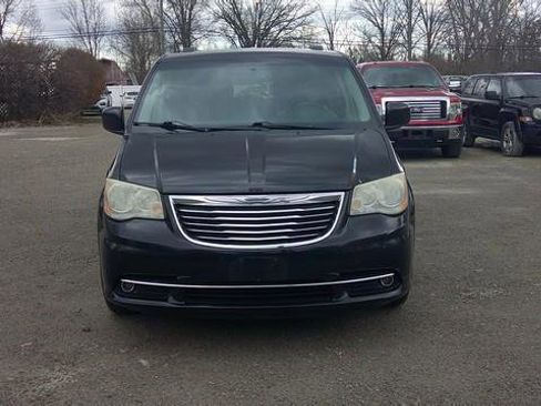 Used 2013 Chrysler Town & Country Touring image 2