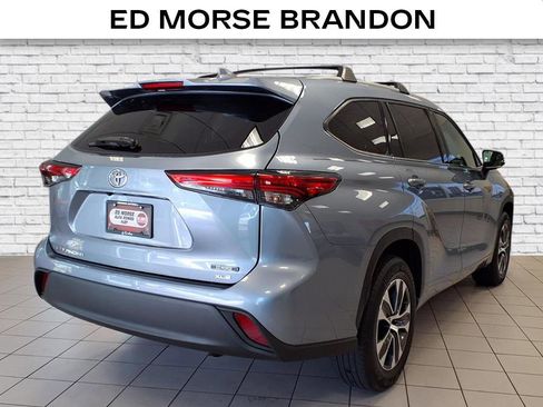 Used 2022 Toyota Highlander XLE image 5