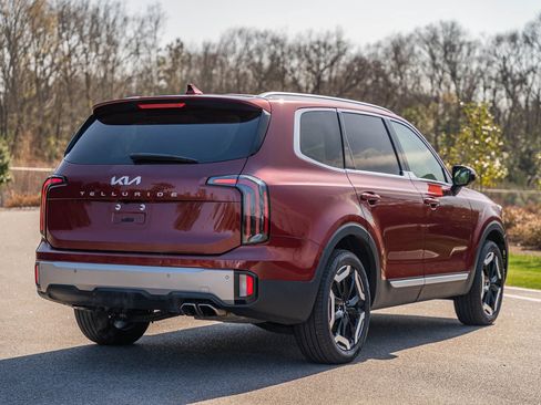 Used 2023 Kia Telluride EX w/ EX Captain's Chair Package image 7