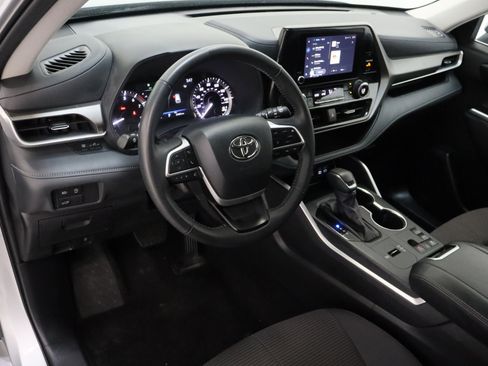 Certified 2025 Toyota Highlander LE FWD image 13