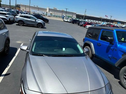 Used 2024 Hyundai Elantra SEL w/ Convenience Package FWD image 4