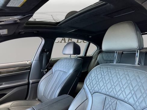 Used 2018 BMW 750i RWD image 9