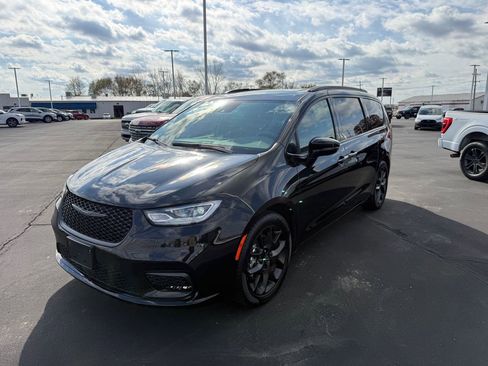 Used 2025 Chrysler Pacifica Limited FWD image 2