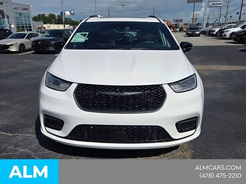 Used 2025 Chrysler Pacifica Limited FWD image 2
