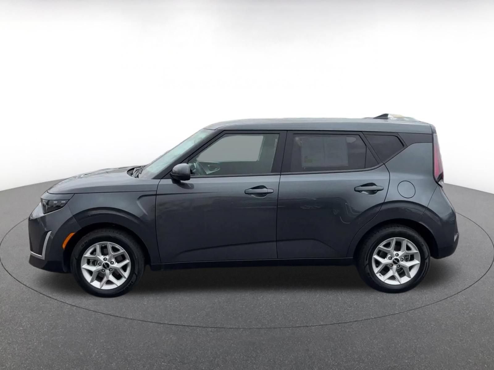 Used 2025 Kia Soul LX w/ LX Technology Package FWD image 8